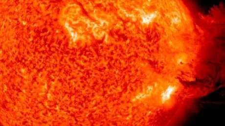 SOLSTORM. När aktiviteten blir allt högre slungas enorma moln med laddade partiklar ut från solen. Partiklarna kan sedan när de når jorden bland annat ge upphov till störningar i jordens magnetfält och i elektroniska komponenter.