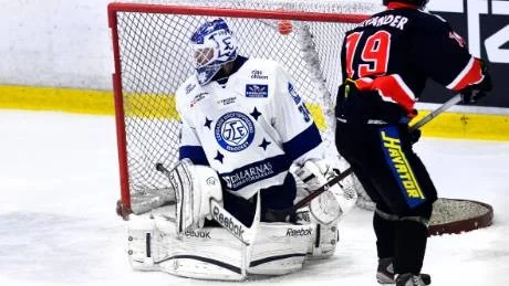 HISTORISKT. Lagkaptenen Juha Silvander gjorde det första målet i allsvenskan för Asplöven. Av bara farten tog Haparandalaget också en historisk seger mot topptippade Leksand.