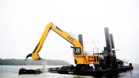 STOR. Den gigantiska grävmaskinen startades i lördags. Om en månad ska arbetet vara klart.