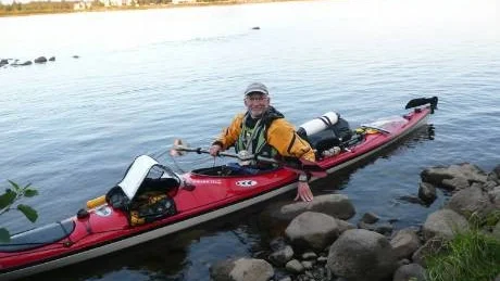 Sent på torsdagskvällen var han i mål. Börje Larsson erövrade havspaddlarnas blå band när han paddlade längs hela Sveriges kust.Foto: Privat