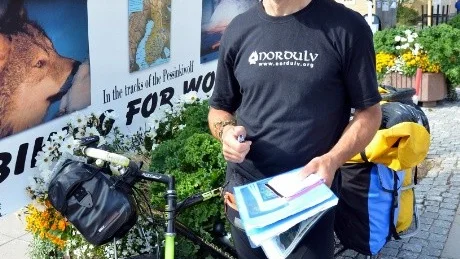 RÄDDA SKANDINAVIENS VARGAR. Gianluca Gaudenzi cyklar just nu genom länet för att propagera för ekologiskt anpassad turism och bevarande av den skandinaiska vargen. "Just nu lever mänskligheten med ett kortsiktigt ekonomiskt perspektiv som fler borde ifrågasätta", säger han.