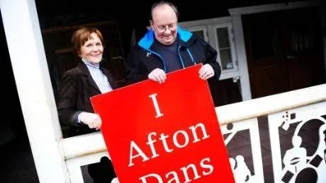 I AFTON DANS. I afton bjuder Mirja och Bert Sandberg upp till dans för en allra sista gång. Sedan är det slutdansat vid Danspalatset i Sunderbyn.