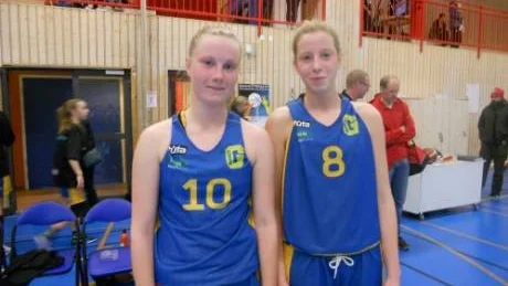 två segrar. Elin Lomgren och Felicia Visscher spelade tre matcher i helgens RM-sammandrag. Resultatet blev två segrar och en förlust.Foto: Nils Degerlund