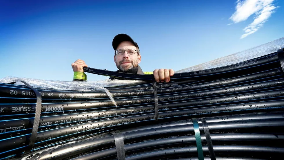 Luftig arbetsplats. Färjkarlen Robert Backlund gläds över att man nu kan förlänga färjeperioden lite i väntan på isvägens färdigställande. Den femtonde oktober läggs bubbelledningen ned i älven.