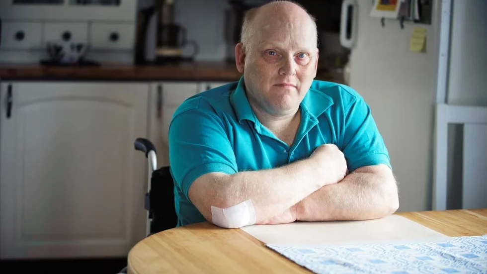 Inga resor. Jörgen Hansson bor i Vittangi och är rullstolsburen. Han har flera gånger under den senaste tiden fått sina sjukresor inställda, vilket har lett till att han inte fått den vård han är i stort behov av.