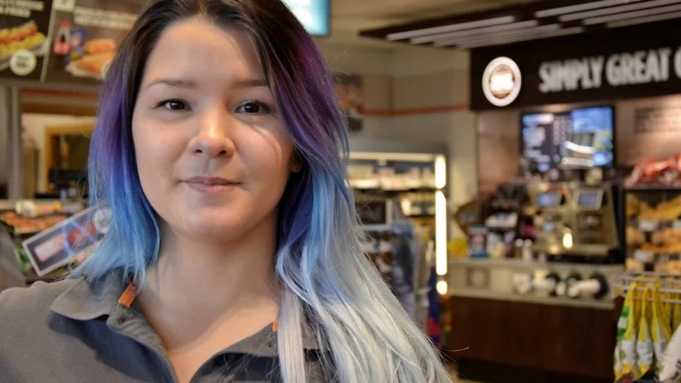 Jessica Wennberg, säljare på Statoil vid Mjölkuddsrondellen i Luleå, har sålt fler startkablar och kupévärmare än vanligt i kylan.