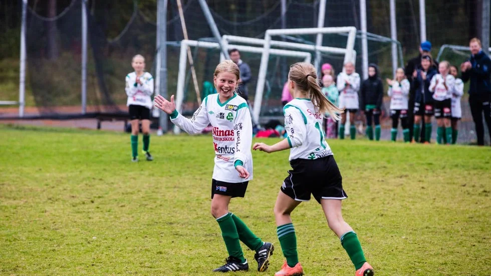 Fint jobb. Mirjam Pesämaa och Ellen Sundberg, Eskilstuna United gjorde varsitt mål i matchen mot Bröndby på Skogsvallen.