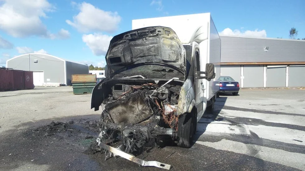 Brand. En mindre lastbil började vid lunchtid brinna på Norrlands bils parkering.