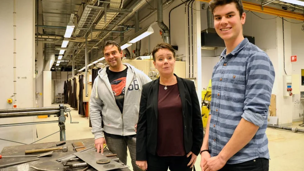 Jan Brännvall, lärare på industritekniska programmet, Anna Nilsson, rektor och Linus Rönnebrand, tredjeårselev på utbildningen."Industrin behöver ju verkligen de bästa eleverna och utbildad personal för att kunna anställa sedan. Det går inte bara att anställa någon som inte har utbildning idag", säger Jan Brännvall.