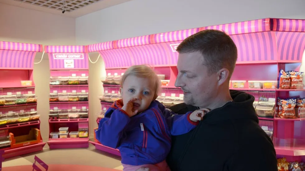 Kollade bara. Tomas Johansson och dottern Isabella spanade bara in utbudet.