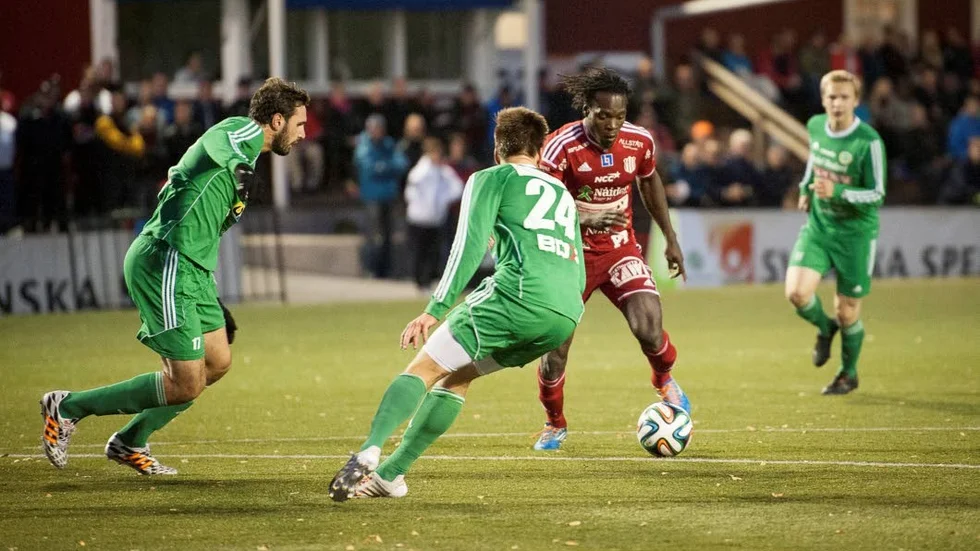 Fotboll. Piteå IF - Bodens BK - Tetteh Komey utmanar Gino Mauro och 24 Max Nyqvist