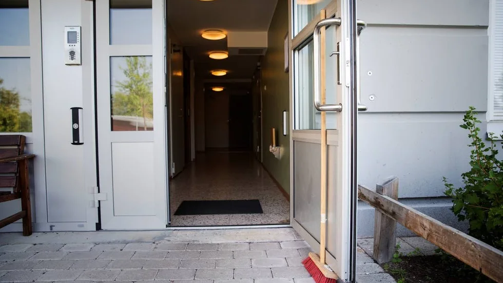 Öppet. De trasiga kodlåsen har gjort att dörrarna dagtid hålls öppna med kvastmetoden så att hemtjänst och vårdpersonal kunnat ta sig in.
