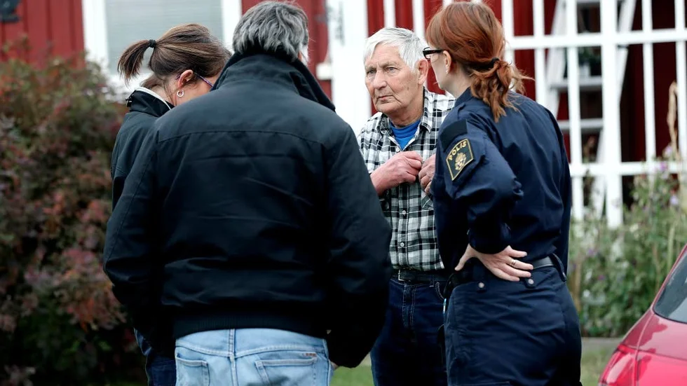 Offer. Erling Nilsson, 82, i samspråk med polisens tekniker efter måndagens kalldusch. Vänd med ryggen mot kameran står sonen Tommy.