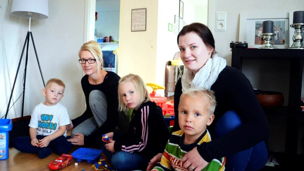 Hoppas på det bästa. Jennie Wahlberg och Emma Vähäkangas vill se en snabb lösning. Blir Emmas man av med jobbet kan familjen tvingas flytta tillbaka till Finland.