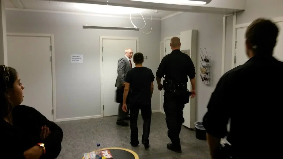 Misstänkt. Den 47-årige mannen förs in av polisen till häktningsförhandlingen. I förgrunden skymtar hans advokat, Jan Wennerbrandt.