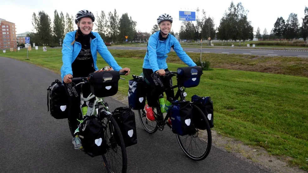 Start i Haparanda. För välgörande ändamål ska Erika Hallman och Jessica Jansson cykla till Italien.