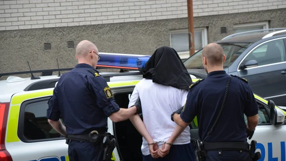 FÅORDIG. Den 24-årige mannen, som här förs till häktet i Luleå av polisen, hade inga kommentarer överhuvudtaget under häktningsförhandlingen.