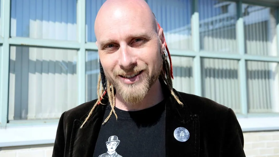 Trollkarl. Anders Sebring har efter hårt jobb och mycket träning lyckats ta steget att försörja sig på sitt trolleri. Nu vill han inspirera andra.