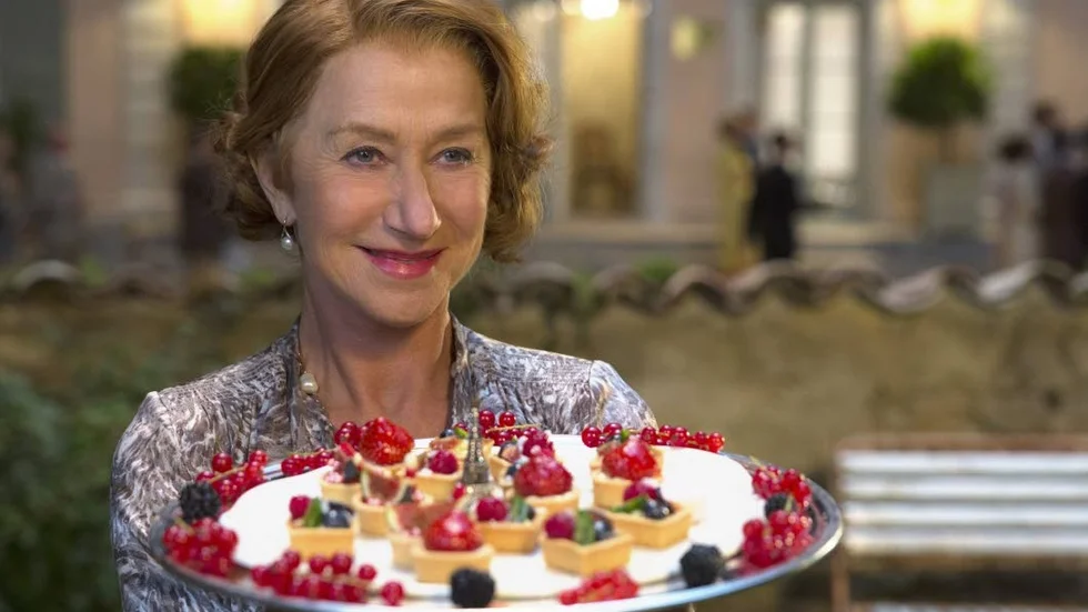 Helen Mirren spelar en stram Michelinkrogsägare, som inledningsvis är måttligt road av sina nya grannar i "100 steg från Bombay till Paris".