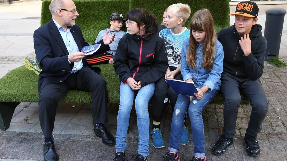 Utfrågning. Mellanstadieelever från Hemängsskolan fick på måndagen chansen att fråga ut civil- och bostadsminister Stefan Attefall, som bland annat fick svara på frågan om när elever ska börja få betyg. På bilden syns Oscar Hedqvist, Alice Henriksson, Alexander Thun, Emelie Wallström-Enstedt och Felix Johansson.