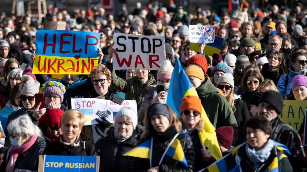 Aldrig har så omfattande sanktioner införts mot ett land, och sällan har europeiska länder, medborgare och företag varit så eniga om att det behövs. Nu gäller det att göra vad man kan för att stötta folket i Ukraina, menar ledarskribenten.