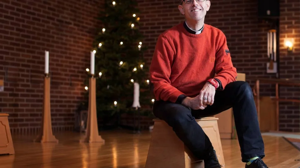 Ny mässhake. Prästen Johan Lamberth gläder sig åt den nya mässhake och andra kyrkotextilier som syföreningen i Skärblacka gjort till Skogängsgårdens kyrka.