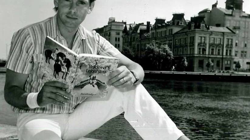 I början av 1980-talet gjorde han pjäs av Astrid Lindgrens "Bröderna Lejonhjärta". Den blev en storsuccé och gick på export till Danmark.