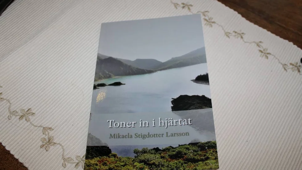 Alla intäkter från diktboken ”Toner in i hjärtat” går till välgörande ändamål.