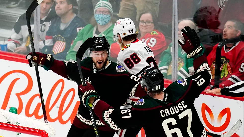 Johan Larsson slog till med NHL-karriärens första hattrick när hans Arizona besegrade Chicago natten mot fredagen. 