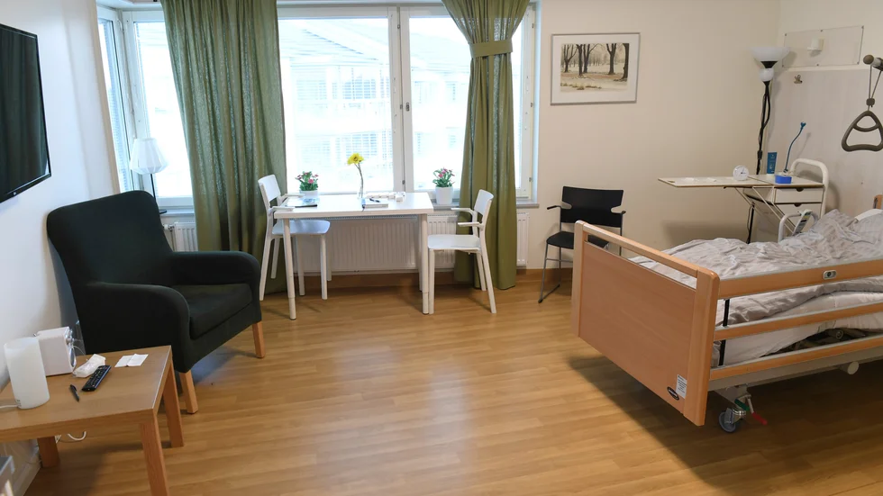 Vi har båda passerat 90 och önskar stödet av ett omvårdnadsboende, men kön är lång, skriver insändarskribenterna.