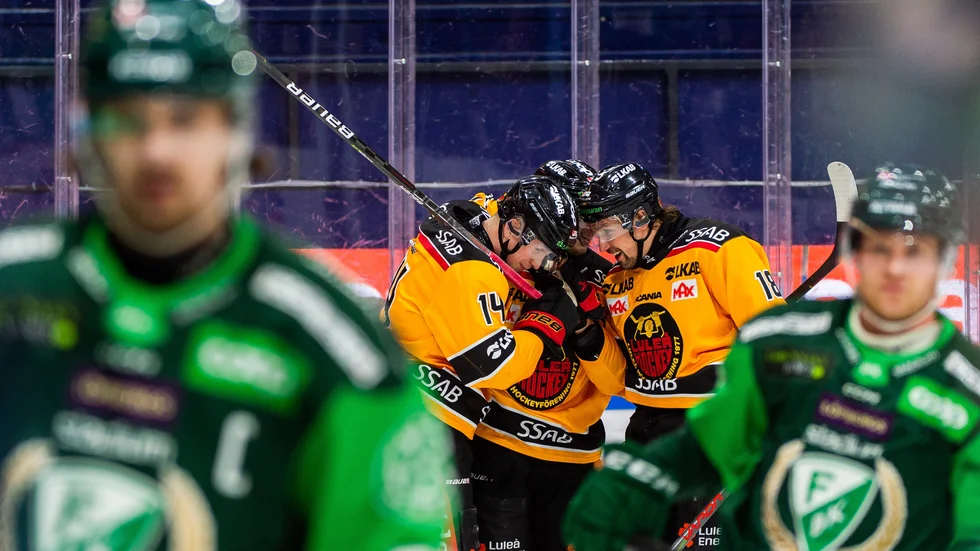 Luleåglädje efter Jonas Berglunds mål med hakan. Matchen slutade hela 8-0 för Luleå Hockey.