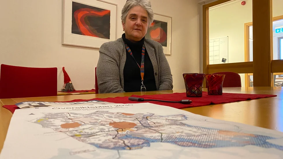 "Bygglovet avser en nybyggnad av en lagerbyggnad, det ska inte förekomma någon verksamhet som gör att en oljeavskiljare behövs. Frågorna om miljöpåverkan har klargjorts i detaljplanen" säger Christina Gortcheva,  bygglovschef vid Enköpings kommun