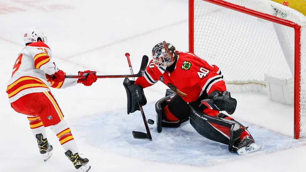 Chicagos nye målvakt Arvid Söderblom räddar ett skott från Calgarys Dillon Dube i den tredje perioden.