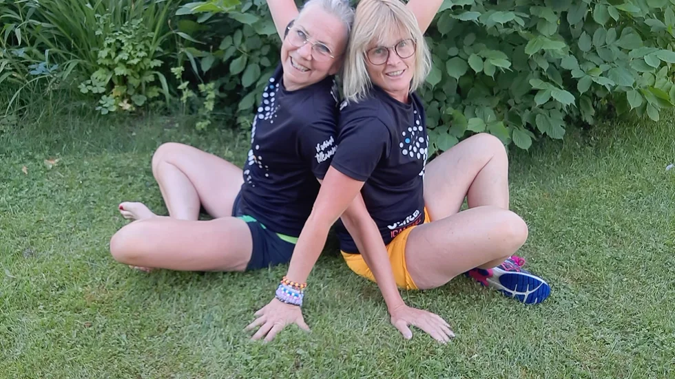 Malin Hammarborg, 58, och Annica Gustafsson, 54, drivs av att ge träningsklasser ideellt. 