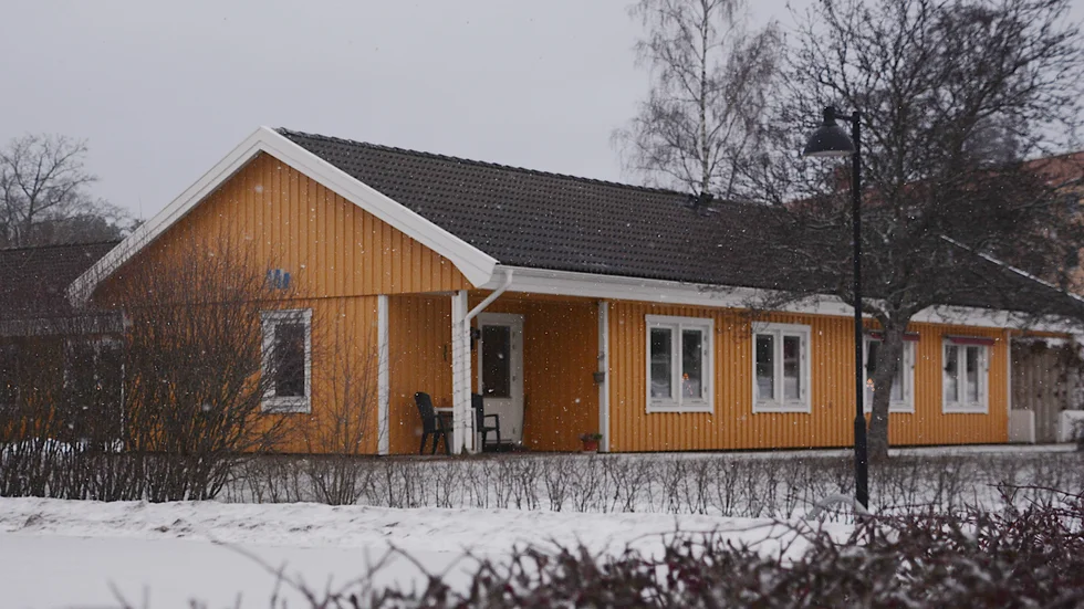Kommunens gruppboenden som byggdes på 1990-talet har inte samma krav på brandskydd som modernare boenden. Det ska förbättras, men det är ännu oklart när och hur. I väntan på beslut om sprinkler och automatiskt brandlarm övergår socialförvaltningen till vaken personal även på Furans gruppboende där nattpersonalen hittills haft sovande jour.