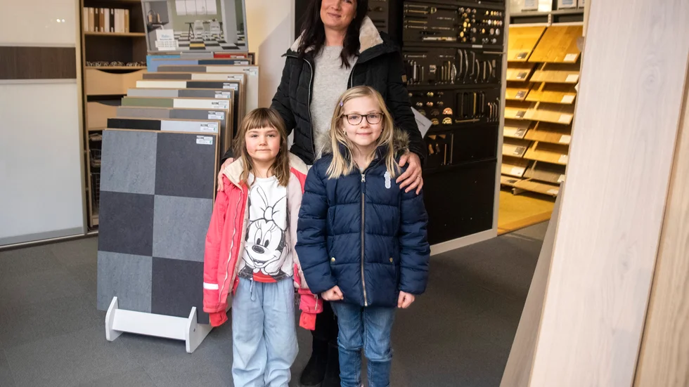 Anna Söderberg, 41 år, med barnen Sigrid, 6 år, och Sally, 9 år, Finspång: "Vi firar jul hos mamma och pappa vid sjön Bleken där de bor. Vi brukar vara ganska många, men i år har vi minskat antalet på grund av restriktionerna och då vi inte heller har plats för alla. Planen är att jultomten ska komma över isen och till oss. Kanske har tomten med sig både pyssel och tv-spel?"