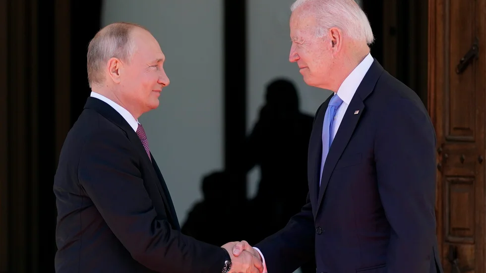 Rysslands president Vladimir Putin och USA president Joe Biden ska pratas vid på telefon. Här skakar de hand under ett möte i Genève i juni.