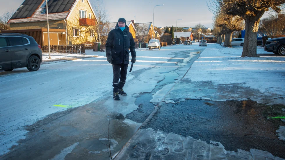 Mikael Malmqvist var hemma hos sin dotter på morgonen när han såg att det forsade vatten längs med gatan.