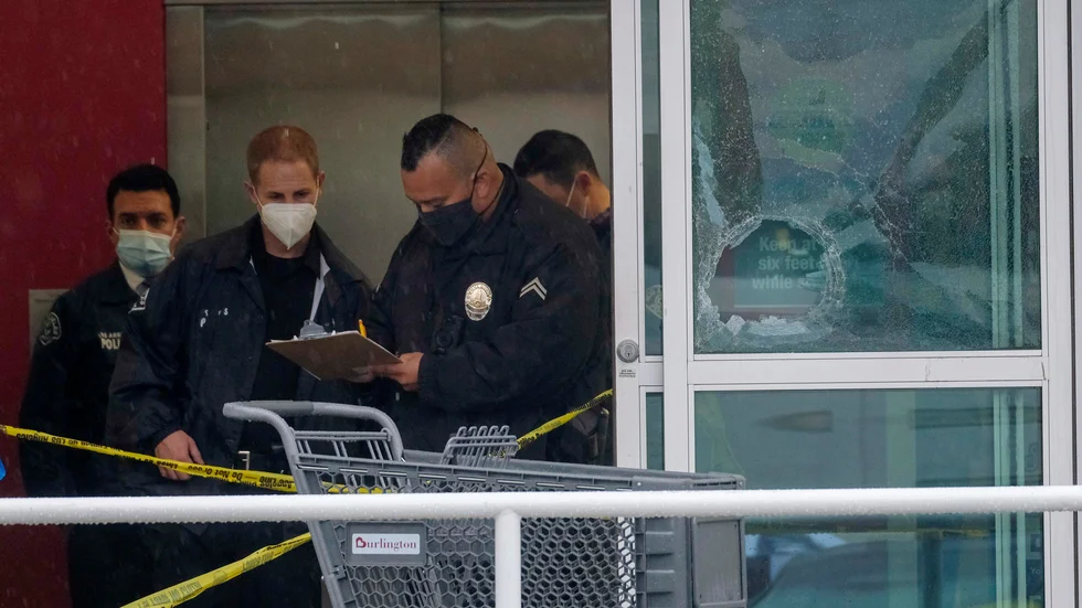 Två personer sköts till döds av polis vid en händelse i Los Angeles på torsdagen.