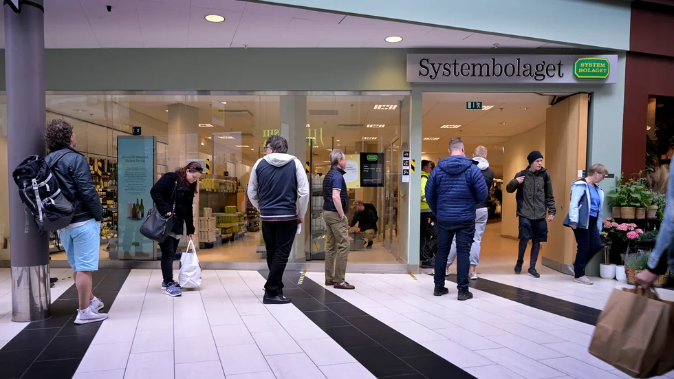 Onödigt att köa utanför Systembolaget, tycker ledarskribenten som hoppas på att monopolet snart avskaffas.