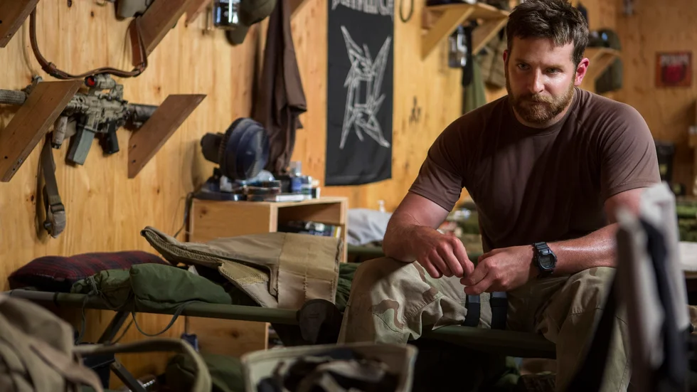 Krigshjälte. Bradley Cooper spelar krigshjälten Chris Kyle.