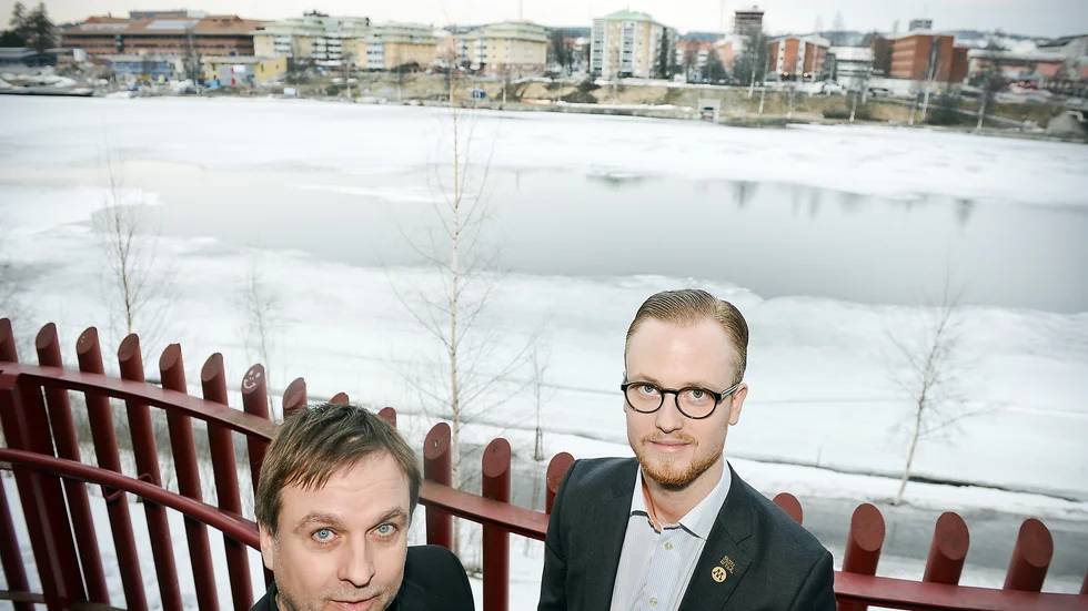 Tar nya tag. Kommunalrådet Lorents Burman och oppositionsrådet Andreas Löwenhöök ger ett gott betyg till konsultrapporterna. De konstaterar att nu gäller det att ta nya tag då centrumbron är avförd från dagordningen. Foto: Leif Andersson.