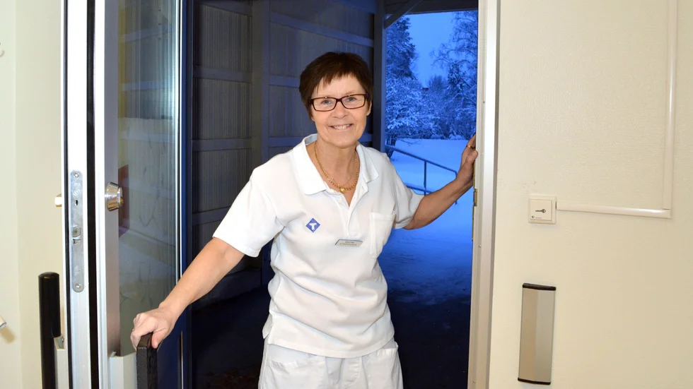 Öppnar dörren. Kicki Boman vid ambulansens ingång. Här tas de influensasjuka emot för att undvika smittspridning i väntsalen.