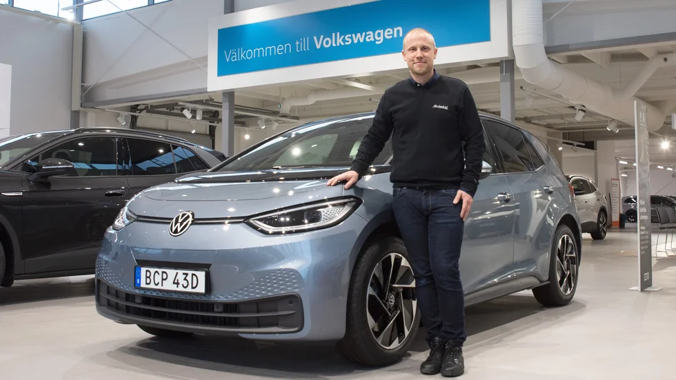 Volkswagens ID.3 och ID.4 är två av de mest efterfrågade
nyheterna på Norrlands Bil – som tar dig upp till 51 mil mellan
laddningarna. ”Det är ett enormt sug efter dessa”, säger Mats
Müller, försäljningschef på Norrlands Bil i Luleå.