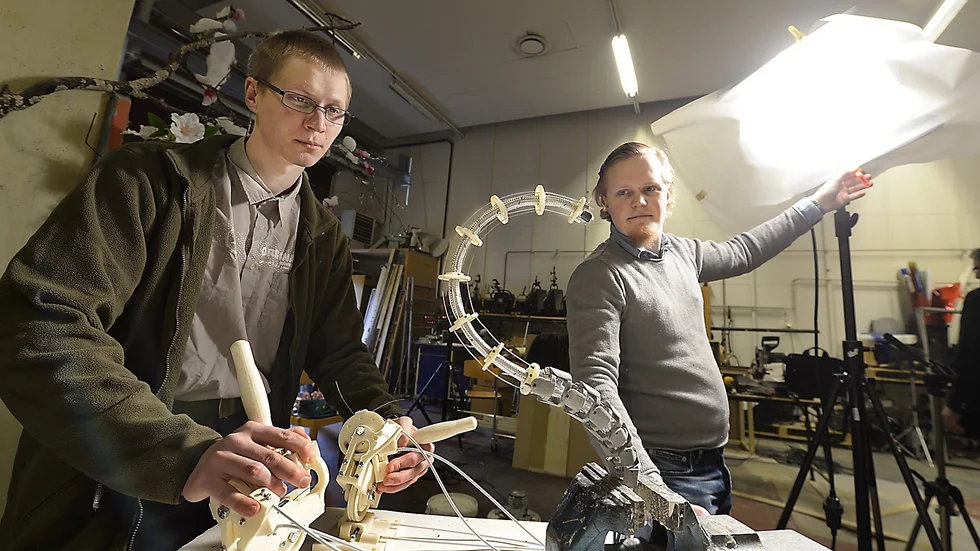 FÖRETAGSAMT. Patrik Garns verk, belyst av Dennis Fredriksson. Foto: Roine Sandlén.