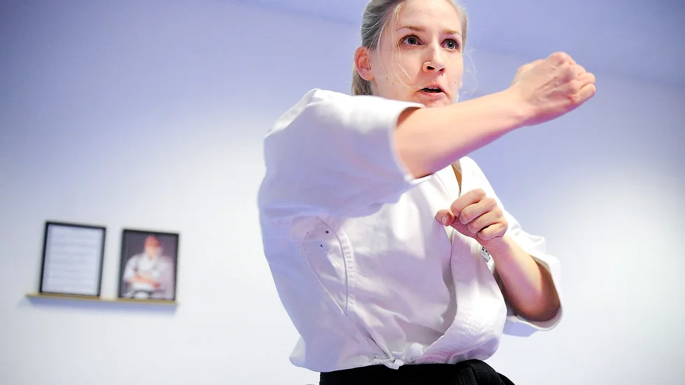 Karateslag. Linda Andersson tävlar i kata. En gren där det gäller att verkligen gå in i sig själv. Foto: Leif Andersson.