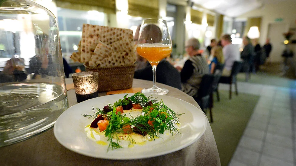 Förrätten består bland annat av älgörtsgravad lax, syrade rödbetor och ljusugnsbröd. Foto: Roine Sandlén.