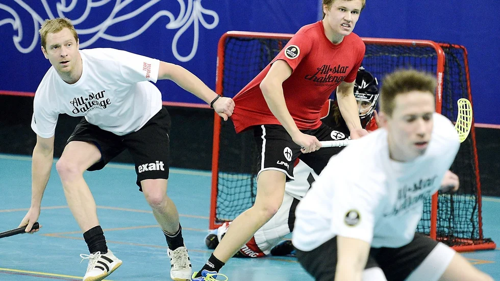 MED ALLA MEDEL. Supertrean vägrade släppa sista halmstrået och kämpade hela matchen ut. Här porträtterat av Simon Johansson som bromsar Alexander Hedlund i IBK.
