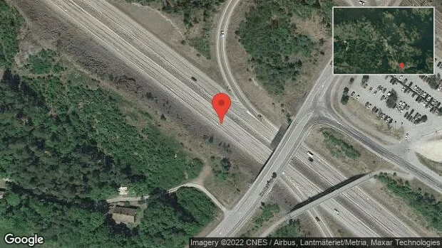 Personbil stillastående på E20