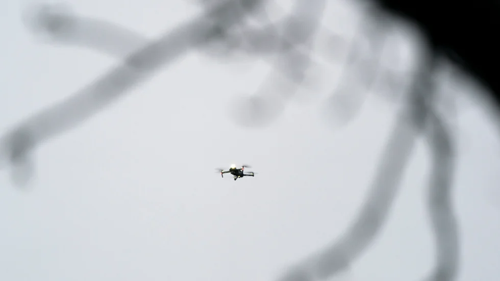 Polisen har bekräftat att de mottagit anmälningar av misstänkta drönarflygningar vid flygplatserna i Kiruna och Luleå.